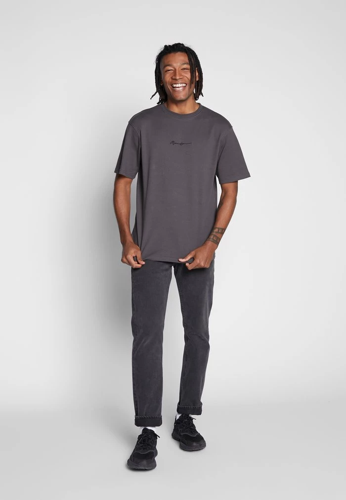 Mennace ESSENTIAL REGULAR RELAXED SIG TEE UNISEX - Basic T-shirt - Charcoal 4 Mennace ESSENTIAL REGULAR RELAXED SIG TEE UNISEX - Basic T-shirt - Charcoal - Image 2