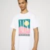 Mennace SUNDAZE RESORT REGULAR - Print T-shirt - White