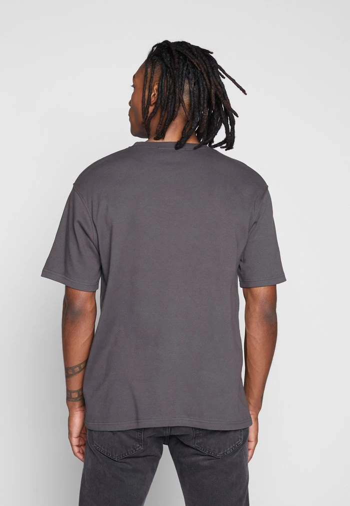 Mennace ESSENTIAL REGULAR RELAXED SIG TEE UNISEX - Basic T-shirt - Charcoal 5 Mennace ESSENTIAL REGULAR RELAXED SIG TEE UNISEX - Basic T-shirt - Charcoal - Image 3