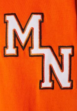 Mennace BADGE REGULAR UNISEX - Print T-shirt - Orange -Mennace Shop Online 64f02917a16d483f8ce7b7360e45f48b