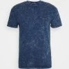 Mennace WASHED BADGE UNISEX - Print T-shirt - Blue -Mennace Shop Online 8756e535ecad404c927d9b2ec966ba96